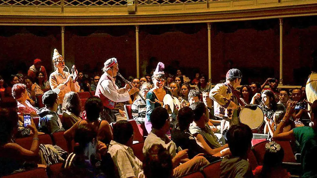 actores de teatro entre el publico